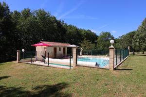 una pequeña casa con piscina y valla en Au Bonheur d'Angeline, en Castelnaud La Chapelle 8 fotos más