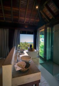 La salle de bains est pourvue d'un comptoir avec deux lavabos et d'une baignoire. dans l'établissement Ecolodge Praia de Gravatá - Pernambuco- Brasil, à São José da Coroa Grande
