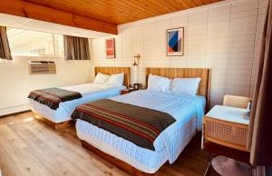Tempat tidur dalam kamar di The Sierra Motel