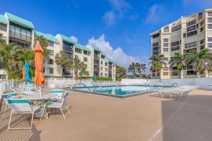 Πισίνα στο ή κοντά στο Pool, Golf and Beach Access Fort Pierce Condo!