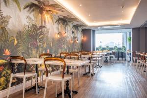 Restaurace v ubytování Romney Park Luxury Apartments by The Stay Collection