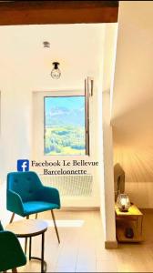 een kamer met een blauwe stoel en een raam bij Le Bellevue in Barcelonnette
