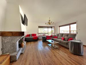 un soggiorno con divano e camino di Villa La Hojarasca - 6820 a Noja