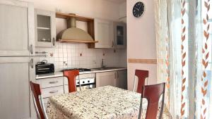 a kitchen with a table and chairs and a kitchen with white cabinets at SE095 - Marzocca, trilocale comodo al mare e ai servizi in Marzocca di Senigallia