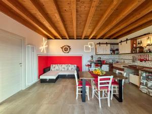 サン・ゼーノ・ディ・モンターニャにあるVilletta a schiera con vista lagoのキッチン(テーブル、椅子、ベッド付)