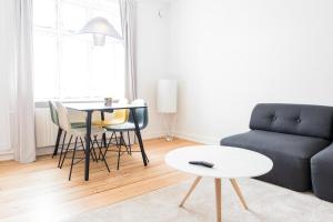 オーフスにあるGreat 1-bedroom apartment in Øgadekvarteret in downtown Aarhus - 41のソファとテーブルのあるリビングルーム