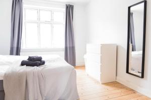 オーフスにあるGreat 1-bedroom apartment in Øgadekvarteret in downtown Aarhus - 41のベッドと鏡のある白い寝室