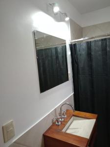 W łazience znajduje się umywalka i lustro. w obiekcie Urban Hotel w mieście Federación