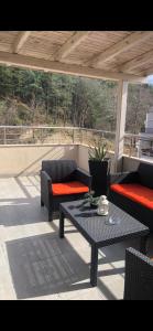une terrasse avec des canapés, une table et des chaises dans l'établissement Sunpark Apartment, à Sandanski