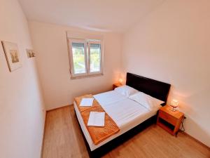 una piccola camera con letto e finestra di Apartmani Villa Medići a Vrsi (Verchè)