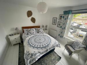 Tempat tidur dalam kamar di No 28 cosy cottage in the heart of Cowes