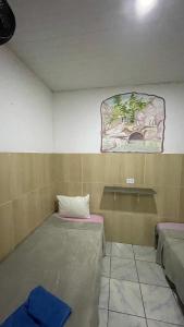 um quarto com duas camas e uma placa na parede em Pousada vista pro vale do catimbau em Catimbau
