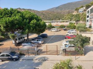 Un sacco di auto parcheggiate in un parcheggio di Apt, Gengina, centrico con parking a Cadaqués