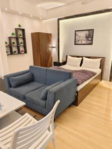 ein Schlafzimmer mit einem Bett und einem Sofa in der Unterkunft 4 Season hotel in Lucknow
