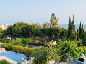 een luchtzicht op een tuin met een zwembad bij Coral Azure in Paphos