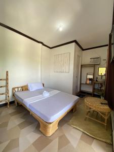sypialnia z dużym łóżkiem w pokoju w obiekcie SHELVES SIARGAO w mieście General Luna