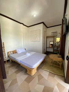 sypialnia z dużym łóżkiem w pokoju w obiekcie SHELVES SIARGAO w mieście General Luna