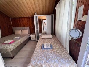 - une petite chambre avec 2 lits et un miroir dans l'établissement Cuba Beach Hotel, à Sidé