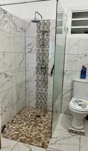 Ein Badezimmer in der Unterkunft Villa 4 ch 140 m2 avec vue sur mer et le tombolo