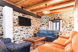ein Wohnzimmer mit einem Sofa und einem Tisch in der Unterkunft Casa Transmiera in Solórzano