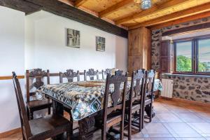 ein Esszimmer mit einem Tisch und Stühlen in der Unterkunft Casa Transmiera in Solórzano