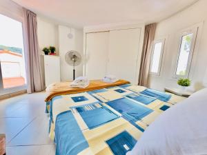a bedroom with a bed in a room with windows at Trill Noray 9 dúplex Estartit in L'Estartit