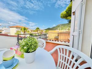 a white table and chairs on a balcony with a view at Trill Noray 9 dúplex Estartit in L'Estartit