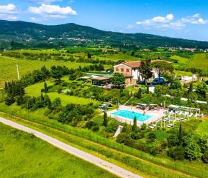 einen Luftblick auf eine Villa mit einem Pool auf einem grünen Feld in der Unterkunft Agriturismo Casetta I in Vinci