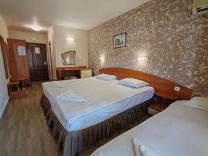 ein Hotelzimmer mit 2 Betten in einem Zimmer in der Unterkunft Paloma Hotel in Sonnenstrand
