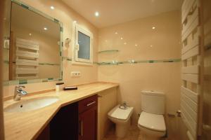 Kúpeľňa v ubytovaní LETS HOLIDAYS SEA VIEWS APARTMENT & POOL in SA GABARRA