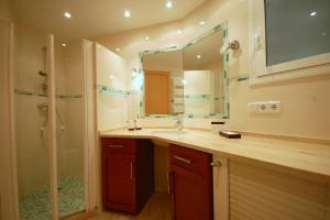 Kúpeľňa v ubytovaní LETS HOLIDAYS SEA VIEWS APARTMENT & POOL in SA GABARRA