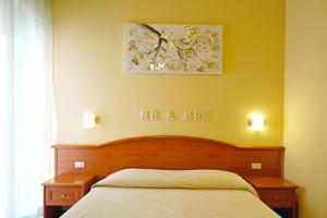 A bed or beds in a room at Hotel Fernanda