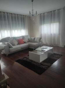 - un salon avec un canapé et une table basse dans l'établissement A Eira de Salvador, à Portas