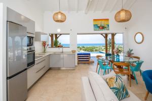 Kuchyň nebo kuchyňský kout v ubytování Résidence Les Raisins Clairs - Villas standing 4 étoiles , vue sur mer panoramique & piscine à débordement