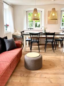 sala de estar con sofá y mesa en Zauberhaftes Haus in Ortenburg en Ortenburg