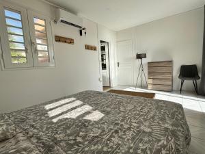Ein Bett oder Betten in einem Zimmer der Unterkunft Villa 4 ch 140 m2 avec vue sur mer et le tombolo