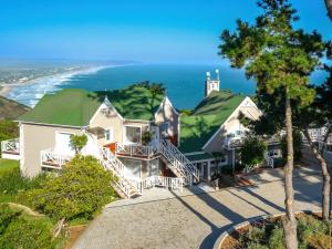 - une vue aérienne sur une maison avec vue sur l'océan dans l'établissement Hilltop Boutique Hotel, à Victoria Bay