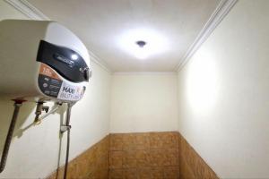 TV in/ali zabaviščno središče v nastanitvi Reddoorz at Griya Kampar Madiun
