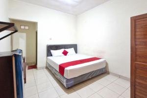 Postelja oz. postelje v sobi nastanitve Reddoorz at Griya Kampar Madiun