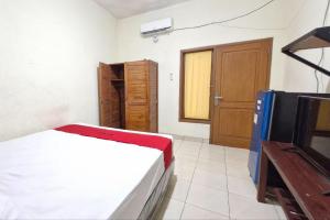 Postelja oz. postelje v sobi nastanitve Reddoorz at Griya Kampar Madiun