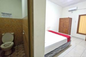Kopalnica v nastanitvi Reddoorz at Griya Kampar Madiun