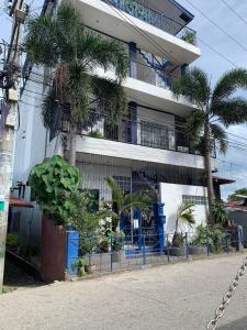 un edificio con palmeras delante en 1BR, 1BD condo Rentals, Toril, en Davao City
