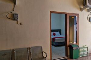 Postelja oz. postelje v sobi nastanitve Reddoorz at Griya Kampar Madiun