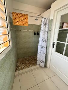 Ein Badezimmer in der Unterkunft Villa 4 ch 140 m2 avec vue sur mer et le tombolo