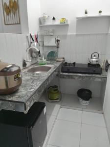 普禾加多的住宿－homestay lima kamar tidur purwokerto，厨房配有水槽和台面