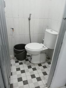 普禾加多的住宿－homestay lima kamar tidur purwokerto，一间带卫生间和黑色桶的浴室
