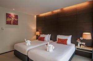 twee bedden in een hotelkamer met handdoeken erop bij Aree Tara Ao Nang Krabi in Ao Nang Beach