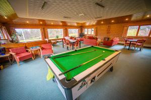 Biliár nebo kulečník v ubytování Aviemore Youth Hostel