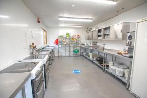 una cocina grande con encimeras y lavabos de acero inoxidable en Aviemore Youth Hostel, en Aviemore