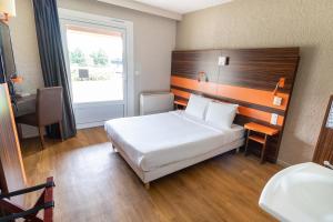 Ένα ή περισσότερα κρεβάτια σε δωμάτιο στο Kyriad Auxerre Appoigny